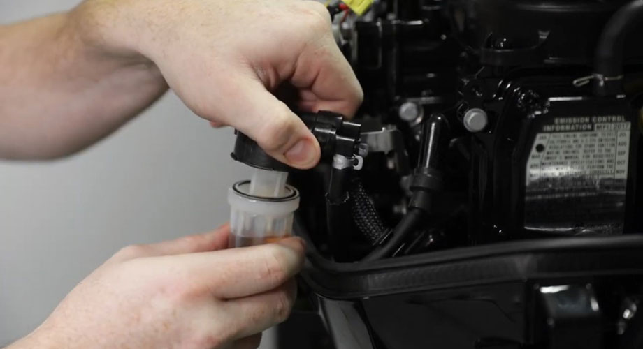 Changing oil filter of outboard motor